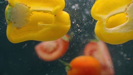 Tomaten-Und-Paprika-Unter-Wasser-Mit-Luftblasen-Und-In-Zeitlupe.-Frisches-Und-Saftiges-Gesundes-Vegetarisches-Produkt.-Salatzutaten.
